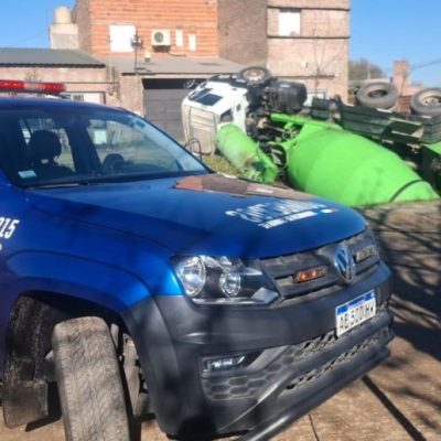 Un camión hormigonero volcó en una zanja y derribó un poste de luz en Callejón Aguirre, Santa Fe