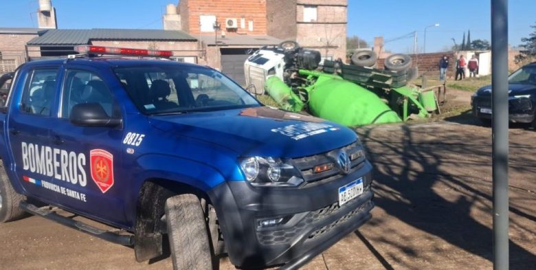 Un camión hormigonero volcó en una zanja y derribó un poste de luz en Callejón Aguirre, Santa Fe