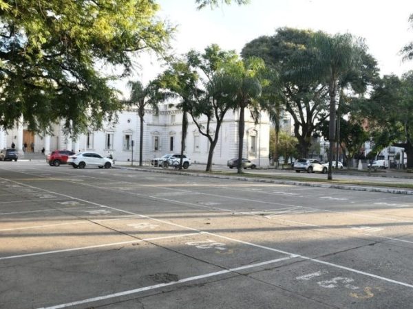 Santa Fe: puesta en valor de la Plaza Italia, frente a la Legislatura, para el uso de los vecinos