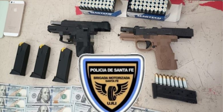 Detuvieron a dos jóvenes en Santa Fe: circulaban en un Audi con pistolas de grueso calibre y dólares