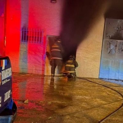 Bomberos de Santo Tomé controlaron incendio que destruyó depósito de autopartes