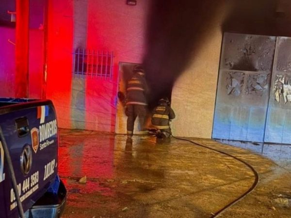 Bomberos de Santo Tomé controlaron incendio que destruyó depósito de autopartes