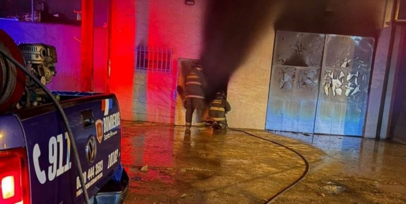 Bomberos de Santo Tomé controlaron incendio que destruyó depósito de autopartes