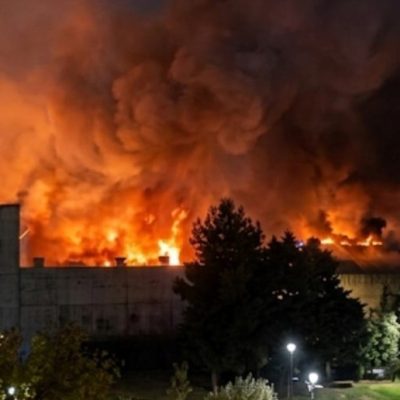 Incendio destruyó depósito de La Anónima en Cipolletti