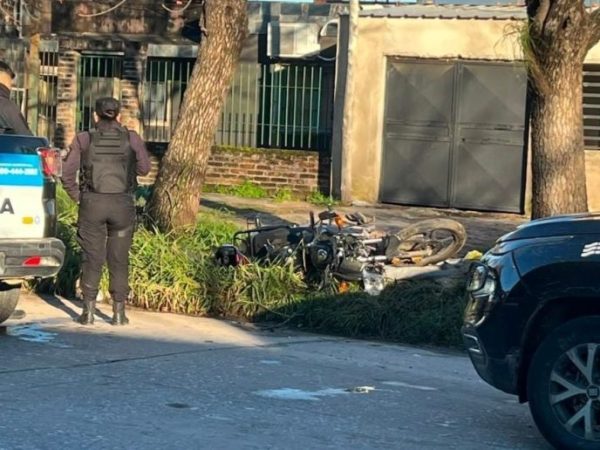Falleció un agente penitenciario tras chocar con su moto contra un árbol en la ciudad de Santa Fe