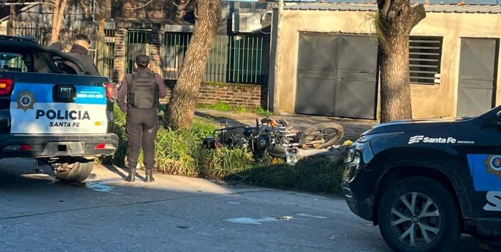Falleció un agente penitenciario tras chocar con su moto contra un árbol en la ciudad de Santa Fe