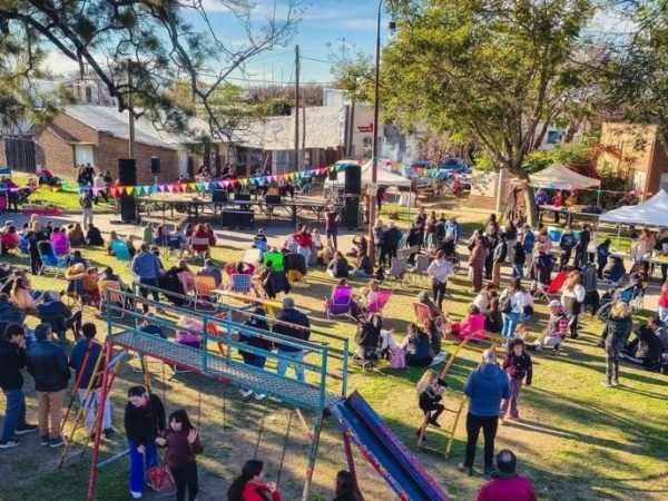 La Escuela Quinquela celebró su 50° aniversario con una masiva fiesta cultural en Casilda
