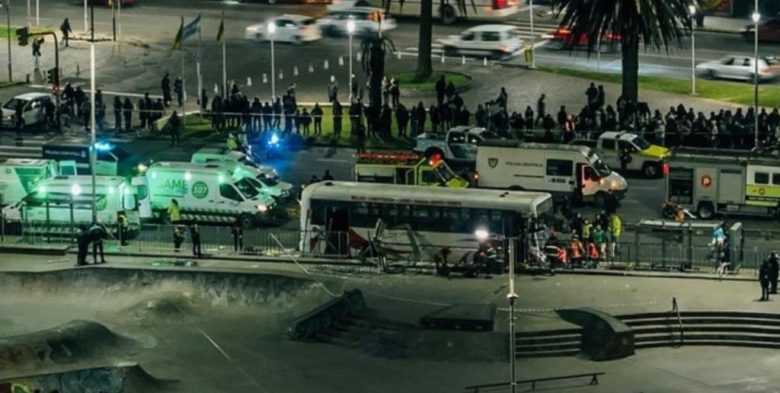 Accidente en Mar del Plata: un colectivo se subió a la vereda y atropelló a peatones
