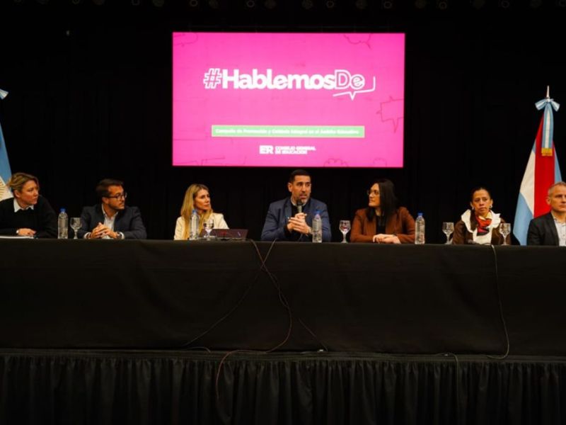 Más de 1.500 personas participaron en Paraná de una jornada sobre consumos digitales y ciberbullying