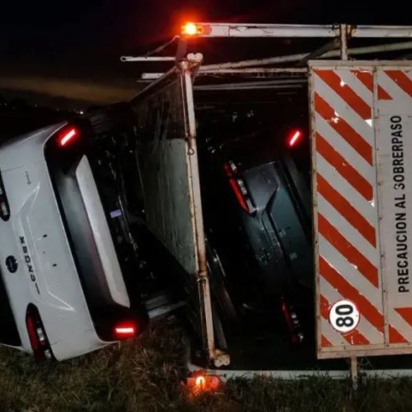 Volcó un camión cargado con autos cero kilómetro en el sur entrerriano