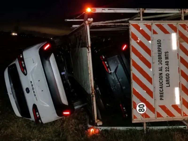 Volcó un camión cargado con autos cero kilómetro en el sur entrerriano