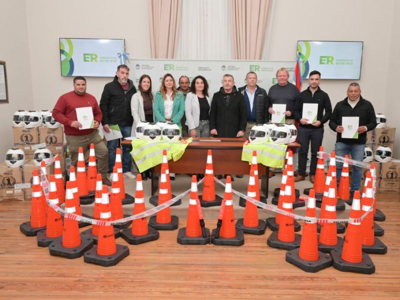 Entregan cascos y kits de prevención vial a nueve municipios y comunas de Entre Ríos