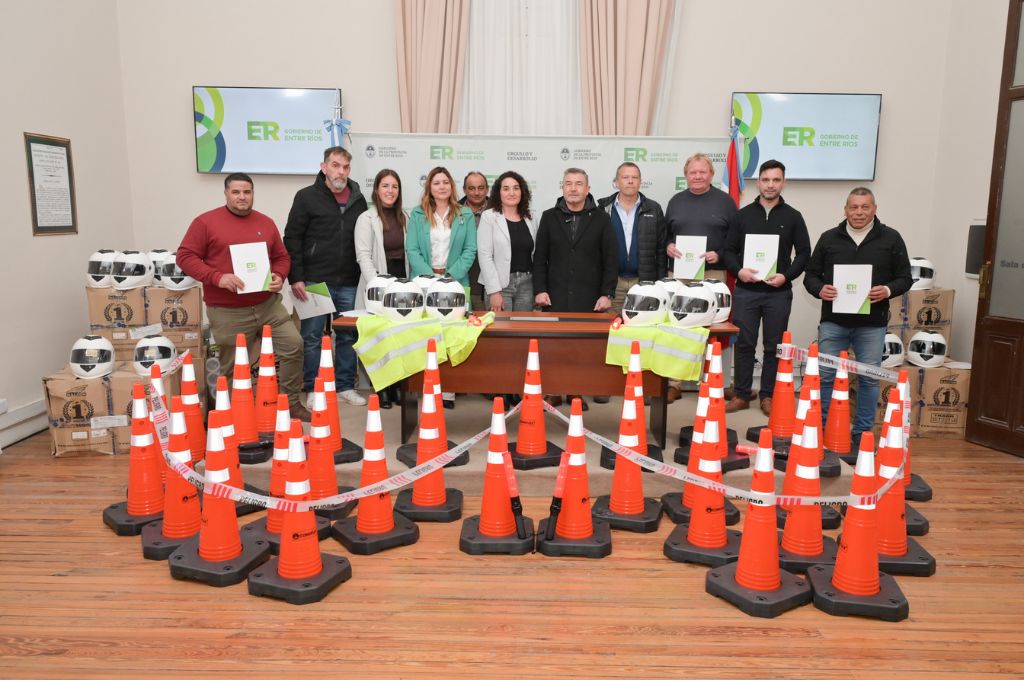 Entregan cascos y kits de prevención vial a nueve municipios y comunas de Entre Ríos