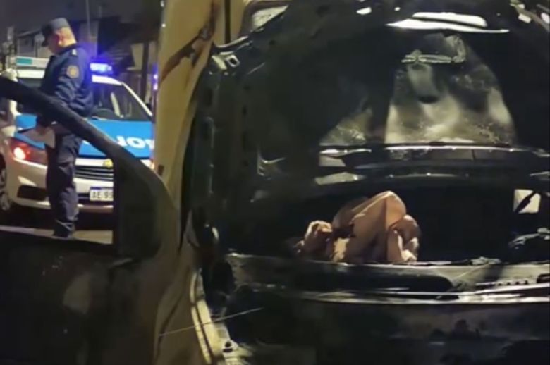 Se incendió una camioneta utilitaria en plena calle de Concordia