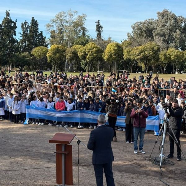 Más de 500 estudiantes de Colón prometieron lealtad a la Bandera Argentina