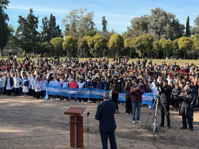 Más de 500 estudiantes de Colón prometieron lealtad a la Bandera Argentina