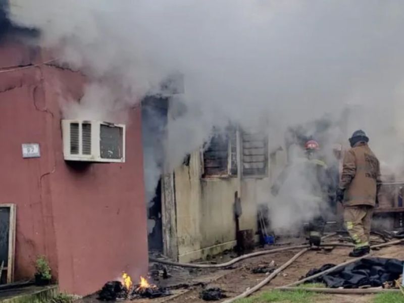 Incendio en una vivienda de Concordia: dos personas fueron trasladadas al hospital