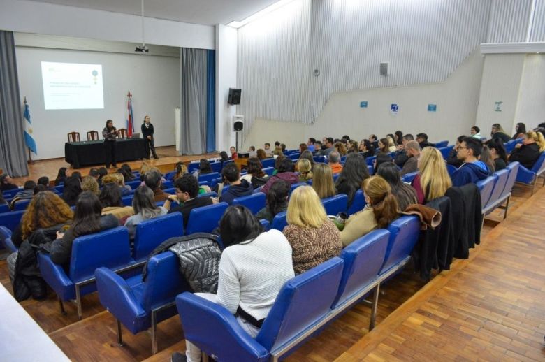 Ministerios de Desarrollo Humano y Salud de Entre Ríos capacitaron a equipos en prevención del suicidio