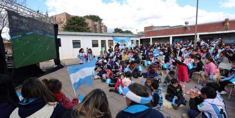 En un barrio de Santa fe, la Fan Fest escolar reunió a 500 personas para alentar a la Selección