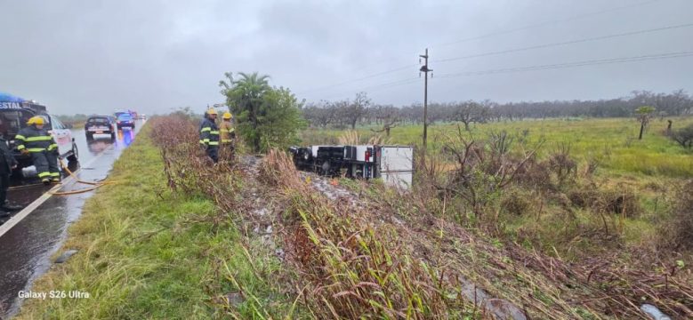Ruta 11: dos jóvenes hermanos murieron tras un choque entre un automóvil y un camión