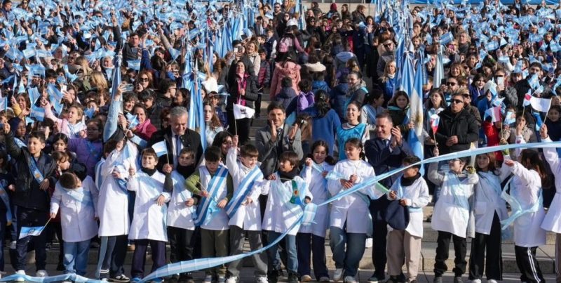 Pullaro inauguró las obras del Monumento a la Bandera en Rosario y desafió: «Cuando no se roba, la plata alcanza»