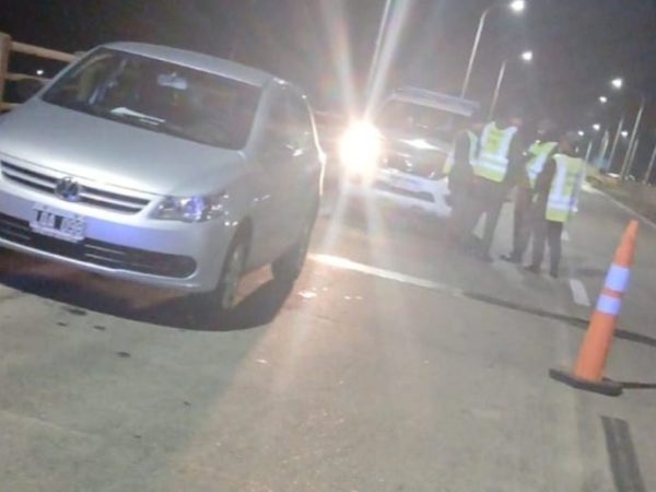 Santa Fe: hallan un auto abandonado sobre el puente del río Colastiné y buscan a su titular