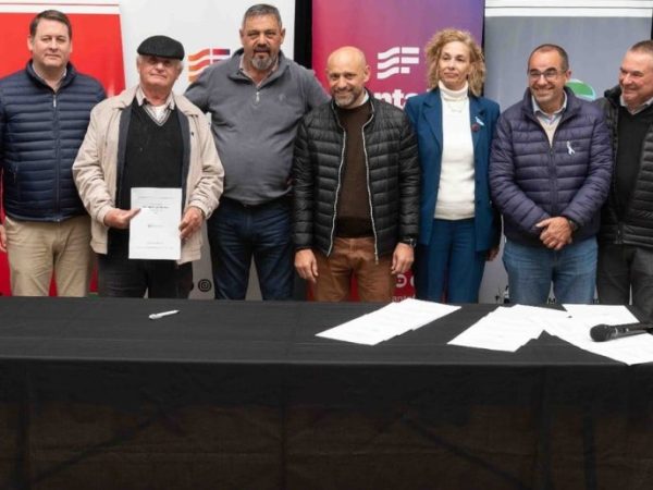 Santa Fe: el gobierno oficializó aportes para la frutilla y acelera obras en el sector arrocero