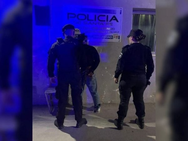 Disturbios a la salida de un boliche en Gálvez: dos policías resultaron lesionadas y hay un detenido