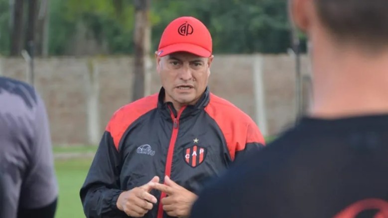 Patronato apunta de la mitad de cancha hacia adelante