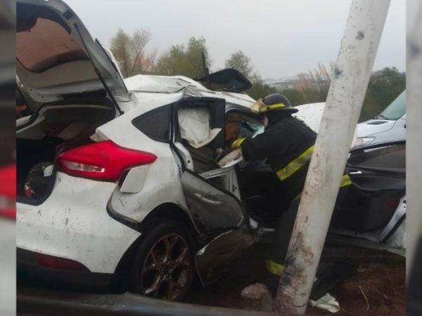 Choque en la Circunvalación Oeste de Santa Fe: un vehículo impactó contra una columna de alumbrado