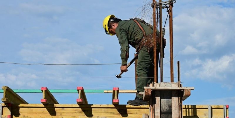 Caída del empleo: el 60% de los sectores productivos del país tiene menos puestos que en noviembre de 2023