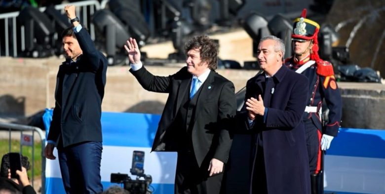 El gobernador Pullaro recogió la bandera de Belgrano: “Igualdad y libertad”