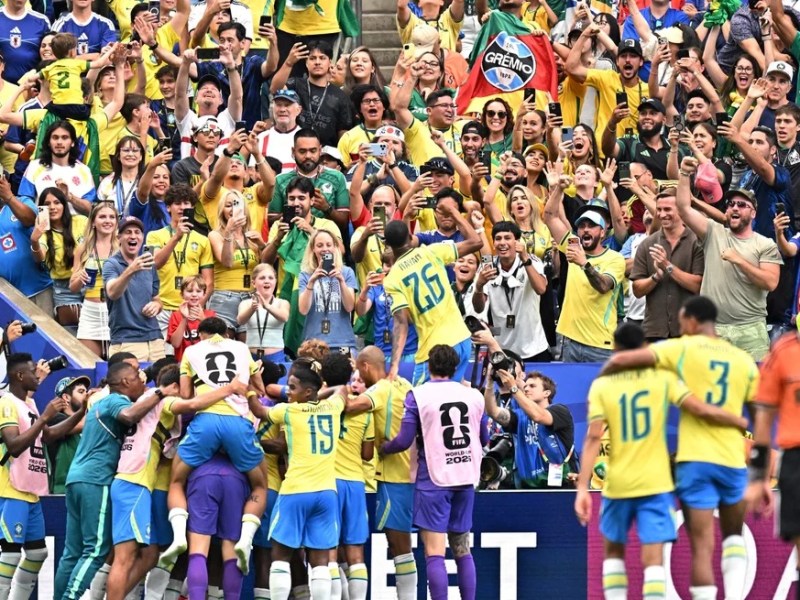 Con un gol agónico, Brasil dio vuelta el resultado y avanzó a octavos