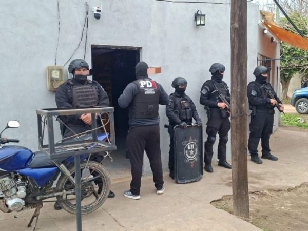 Allanamientos en barrio San Lorenzo de Santa Fe: cuatro detenidos y más de 300 dosis de cocaína incautadas