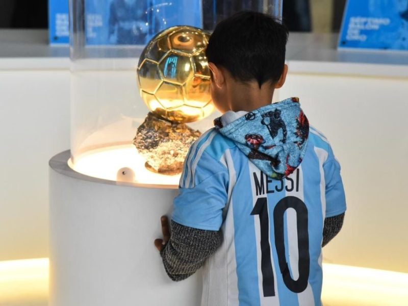 Fiebre mundialista: en julio llegan a Reconquista el Balón de Oro y otros objetos personales de Messi