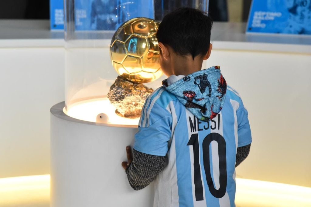 Fiebre mundialista: en julio llegan a Reconquista el Balón de Oro y otros objetos personales de Messi