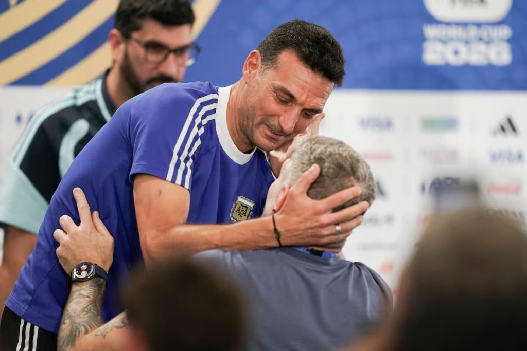 Scaloni confirmó al Dibu para el debut y se emocionó con Palermo