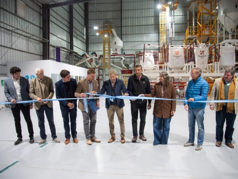 Rogelio Frigerio inauguró la nueva planta de alimentos balanceados de La Ganadera en Hasenkamp y adhirió al RINI provincial
