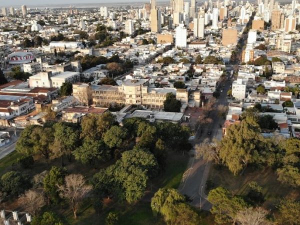 Hombre en situación de calle, detenido en Santa Fe por romper el vidrio de un auto