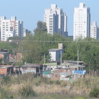 Baja la pobreza por ingresos entre 2024 y 2025, pero aumentan privaciones en empleo, salud y alimentación