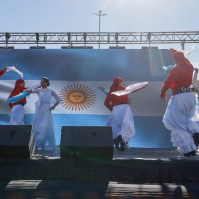Multitudinaria celebración del Día de la Bandera con festival en la Costanera Oeste de Santa Fe