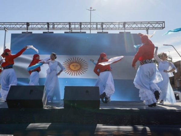 Multitudinaria celebración del Día de la Bandera con festival en la Costanera Oeste de Santa Fe