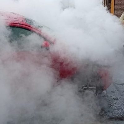 Incendio de auto en barrio Constituyentes de Santa Fe: bomberos evitaron que las llamas se propaguen