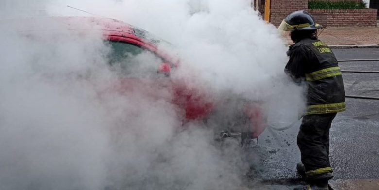 Incendio de auto en barrio Constituyentes de Santa Fe: bomberos evitaron que las llamas se propaguen