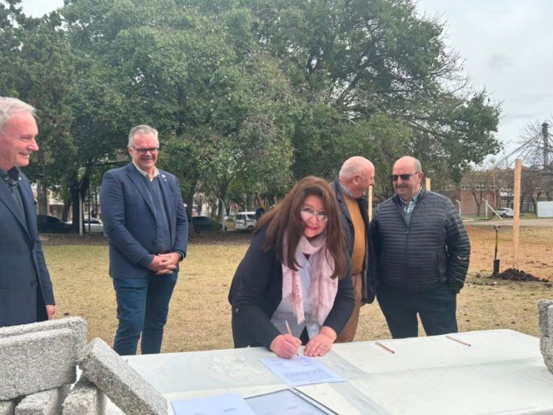 Comienza en Crespo la primera ampliación escolar del país con ladrillos PET