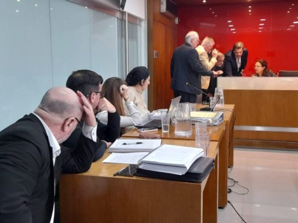 Causa contratos truchos: polémica por la inclusión de pruebas sobre las esposas de los acusados