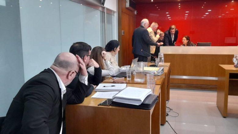 Causa contratos truchos: polémica por la inclusión de pruebas sobre las esposas de los acusados