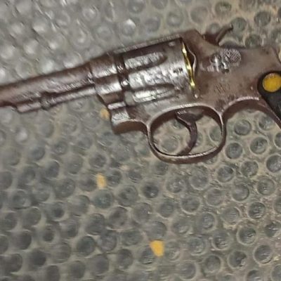 Aprehendido tras intentar huir de la policía y exhibir un revólver