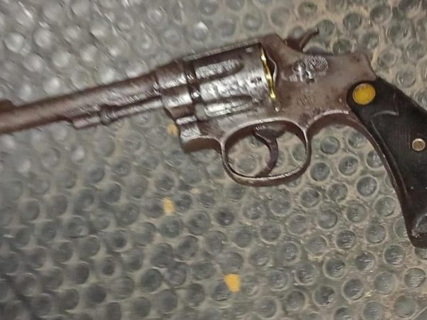 Aprehendido tras intentar huir de la policía y exhibir un revólver