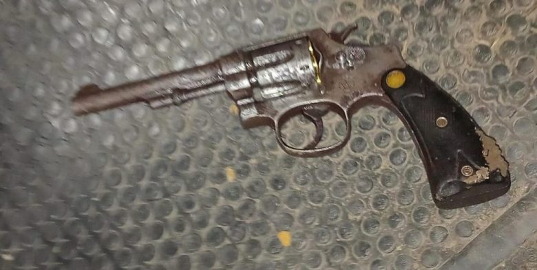 Aprehendido tras intentar huir de la policía y exhibir un revólver